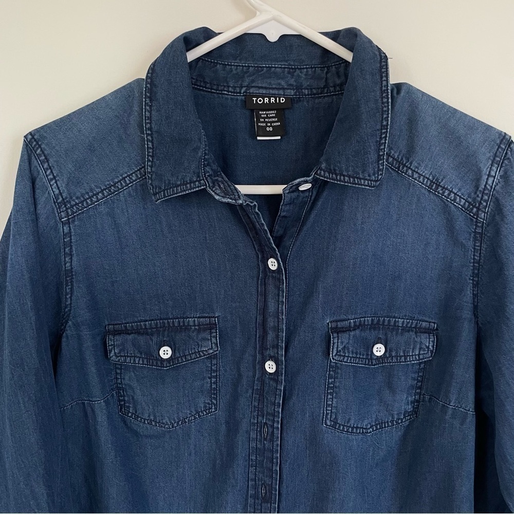 Torrid Taylor Medium Wash Denim Button-Down Shirt in 00 (Medium/Large Size 10) - Picture 6 of 16